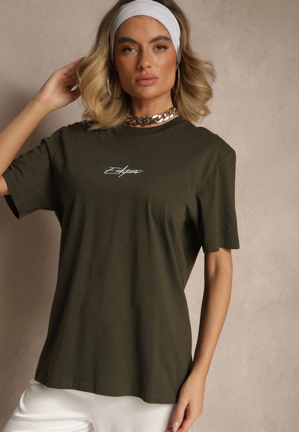 Renee - Ciemnozielona Bawełniana Koszulka T-shirt z Małym Napisem Lanivelle. Okazja: na co dzień. Kolor: zielony. Materiał: bawełna. Wzór: napisy. Styl: klasyczny, elegancki, casual
