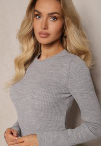 Renee - Szara Sweterkowa Sukienka o Dopasowanym Kroju Sartana. Okazja: do pracy. Typ kołnierza: dekolt w łódkę. Kolor: szary. Długość rękawa: długi rękaw. Typ sukienki: dopasowane #3