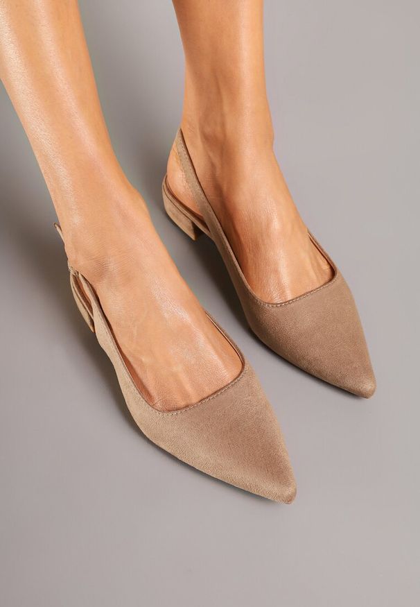 Born2be - Ciemnobeżowe Sandały z Imitacji Zamszu z Noskiem w Szpic Silevelira. Okazja: na co dzień. Zapięcie: sprzączka. Kolor: beżowy. Materiał: zamsz. Styl: elegancki, casual