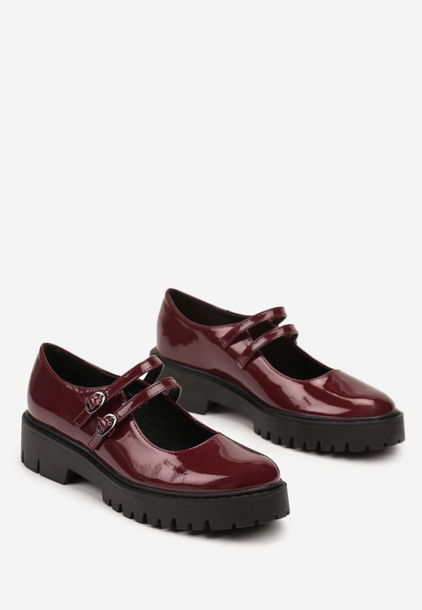 Renee - Bordowe Półbuty Lakierowane na Platformie Ozdobione Sprzączkami Nevauna. Okazja: na spotkanie biznesowe, do pracy. Zapięcie: sprzączka. Kolor: czerwony. Materiał: lakier. Wzór: aplikacja. Obcas: na platformie. Styl: biznesowy, elegancki