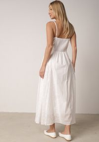 Born2be - Biała Ażurowa Sukienka z Bawełny o Rozkloszowanym Kroju na Ramiączkach Cheriny. Okazja: na co dzień, na imprezę. Kolor: biały. Materiał: bawełna. Długość rękawa: na ramiączkach. Wzór: ażurowy. Sezon: lato. Typ sukienki: proste. Styl: casual, elegancki #8