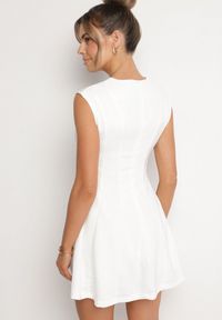 Born2be - Biała Rozkloszowana Sukienka o Taliowanym Kroju Ellaira. Okazja: na co dzień. Kolor: biały. Wzór: kolorowy. Styl: casual, elegancki #3