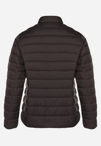 Born2be - Czarna Pikowana Kurtka o Prostym Kroju z Niską Stójką Zeniva. Okazja: na co dzień, na spacer. Typ kołnierza: kołnierzyk stójkowy. Kolekcja: plus size. Kolor: czarny. Materiał: dzianina, jeans. Styl: casual #4