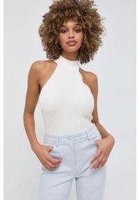 Guess top damski kolor biały z półgolfem. Typ kołnierza: dekolt halter. Kolor: beżowy. Materiał: materiał, dzianina, wiskoza. Wzór: gładki