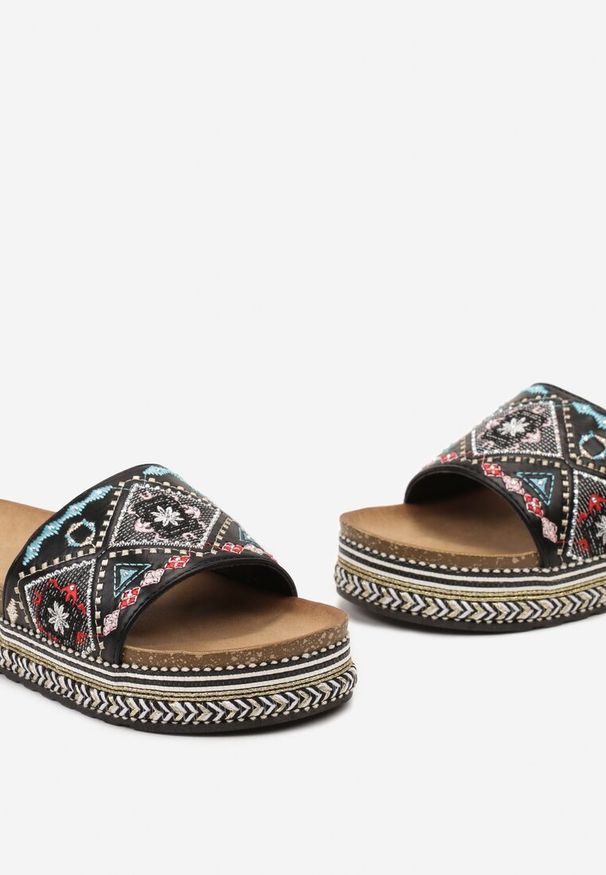 Born2be - Czarne Klapki w Stylu Bobo z Plecionką na Podeszwie i Kolorowymi Cyrkoniami Telphine. Kolor: czarny. Materiał: len. Wzór: kolorowy. Sezon: lato. Styl: elegancki
