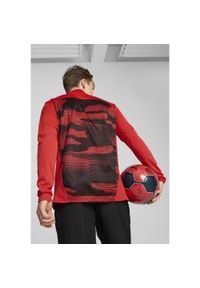Puma - Męska bluza przedmeczowa z zamkiem 1/4 AC Milan PUMA For All Time Red Black. Kolor: czerwony, wielokolorowy, czarny. Długość rękawa: długi rękaw. Długość: długie