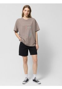 outhorn - T-shirt oversize z nadrukiem damski - brązowy. Kolor: brązowy. Materiał: bawełna, materiał, dzianina. Wzór: nadruk. Sezon: lato. Styl: wakacyjny
