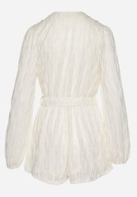 Born2be - jasnobeżowy Kombinezon o Kopertowym Kroju Zdobiony Błyszczącą Nitką i Wiązany w Pasie Venvina. Kolor: beżowy. Materiał: skóra. Wzór: aplikacja. Styl: elegancki #2