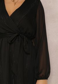 Renee - Czarna Sukienka Iphina. Kolor: czarny. Materiał: materiał. Długość rękawa: długi rękaw. Wzór: aplikacja. Typ sukienki: kopertowe. Styl: elegancki, wizytowy. Długość: mini #4