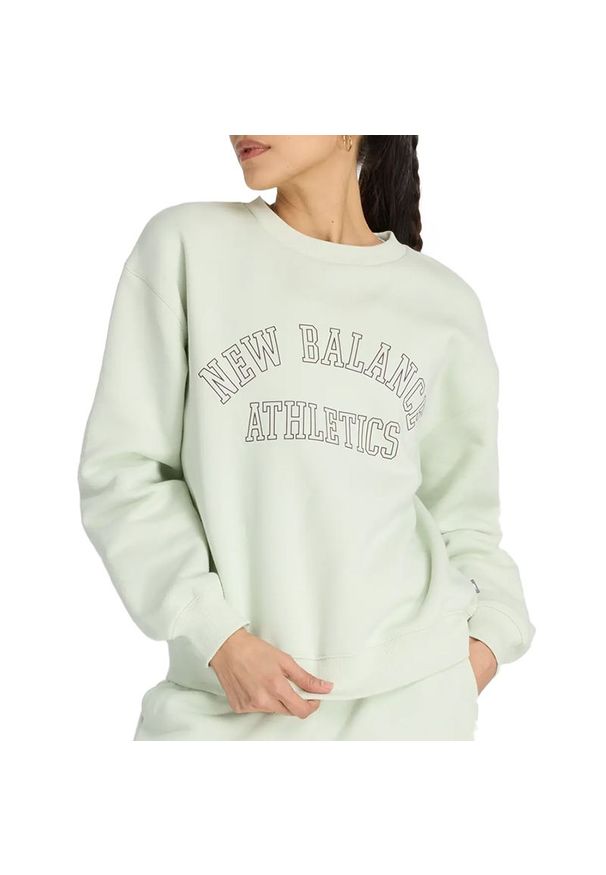 Bluza New Balance WT43516NUM - zielona. Okazja: na co dzień. Kolor: zielony. Materiał: bawełna, poliester, prążkowany, dresówka. Styl: klasyczny, casual