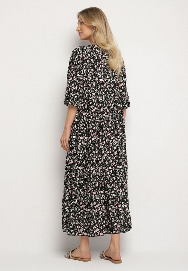 Born2be - Czarna Bawełniana Sukienka Rozkloszowana w Drobne Kwiatki z Chwostem Orrilva. Okazja: na imprezę, na co dzień. Typ kołnierza: dekolt w łódkę. Kolor: czarny. Materiał: bawełna. Wzór: kwiaty. Sezon: wiosna. Styl: elegancki, casual