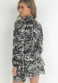 Born2be - Szara Sukienka Mini z Gumką w Talii i Falbankami na Dole Florolin. Typ kołnierza: kołnierz z falbankami. Kolor: szary. Wzór: motyw zwierzęcy, aplikacja, paski. Typ sukienki: rozkloszowane. Długość: mini #6