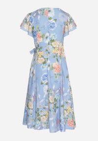 Born2be - Jasnoniebieska Kwiatowa Sukienka z Kopertowym Dekoltem Atorina. Okazja: do pracy, na co dzień, na spotkanie biznesowe. Typ kołnierza: dekolt kopertowy. Kolor: niebieski. Wzór: kwiaty. Typ sukienki: kopertowe. Styl: casual, biznesowy #3