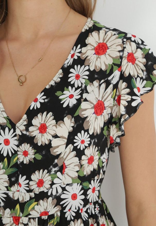 Born2be - Czarna Sukienka Mini z Wiskozy z Gumką w Pasie i Falbankami Nidi. Typ kołnierza: kołnierz z falbankami. Kolor: czarny. Materiał: wiskoza. Długość: mini