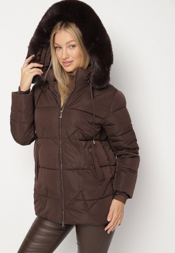 Born2be - Brązowa Pikowana Kurtka z Kapturem z Futerkiem w Klasycznym Stylu Mindrie. Okazja: na spacer, na co dzień. Typ kołnierza: kaptur. Kolor: brązowy. Materiał: futro. Wzór: aplikacja. Styl: klasyczny