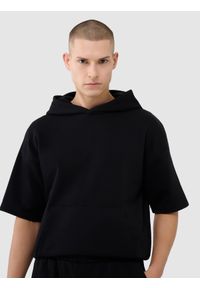 4f - 4F Bluza z krótkim rękawem z kapturem męska - czarna M. Okazja: na co dzień. Typ kołnierza: kaptur. Kolor: czarny. Materiał: poliester, bawełna, dresówka, materiał, dzianina. Długość rękawa: krótki rękaw. Długość: krótkie. Wzór: gładki, ze splotem. Styl: casual, sportowy #2