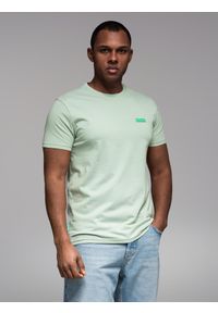 Ombre Clothing - Bawełniany t-shirt męski z zieloną naszywką na piersi – miętowy V4 - Rozmiar: M. Kolor: miętowy. Materiał: bawełna. Wzór: aplikacja. Styl: klasyczny, sportowy