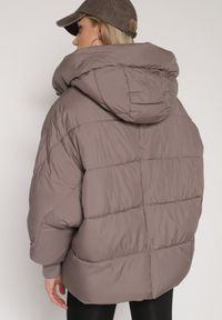 Born2be - Ciemnobeżowa Pikowana Kurtka o Kroju Oversize z Kapturem Mevisana. Okazja: na spacer. Typ kołnierza: kaptur. Kolor: beżowy. Materiał: jeans, dzianina, poliester. Sezon: zima, jesień #5