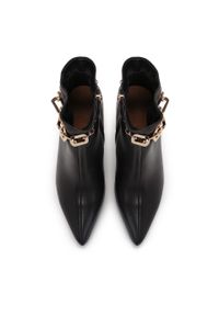 Kazar - Czarne skórzane botki ze złotym obcasem i odpinanym łańcuszkiem na cholewce. Wysokość cholewki: za kostkę. Kolor: czarny. Materiał: skóra. Szerokość cholewki: normalna. Wzór: gładki, aplikacja. Obcas: na obcasie. Wysokość obcasa: średni #3