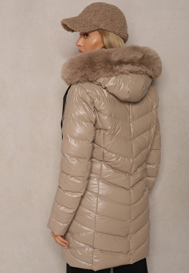 Renee - Beżowa Kurtka Pikowana o Długim Kroju Ozdobiona Sznurkami i Odpinanym Futerkiem Lorrina. Okazja: na co dzień. Kolor: beżowy. Materiał: futro. Długość: długie. Wzór: aplikacja. Styl: casual