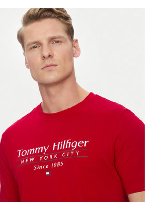 TOMMY HILFIGER - Tommy Hilfiger T-Shirt Center Stack MW0MW38621 Czerwony Regular Fit. Kolor: czerwony. Materiał: bawełna