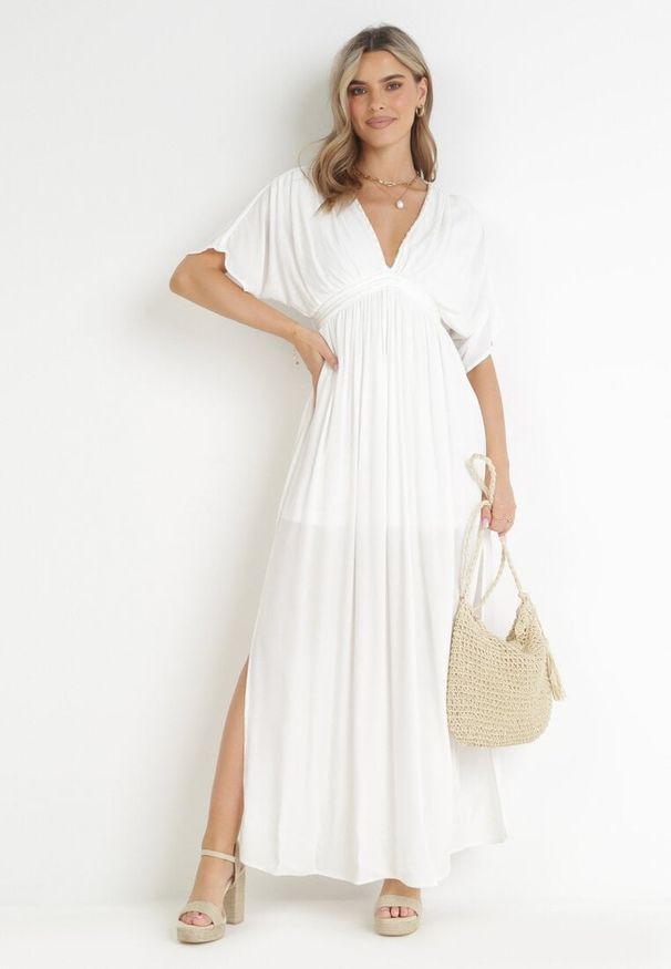 Born2be - Biała Wiskozowa Sukienka Maxi Nietoperz z Głębokim Dekoltem i Gumką w Pasie z Lnem Zivana. Kolor: biały. Materiał: len, wiskoza. Wzór: aplikacja. Długość: maxi