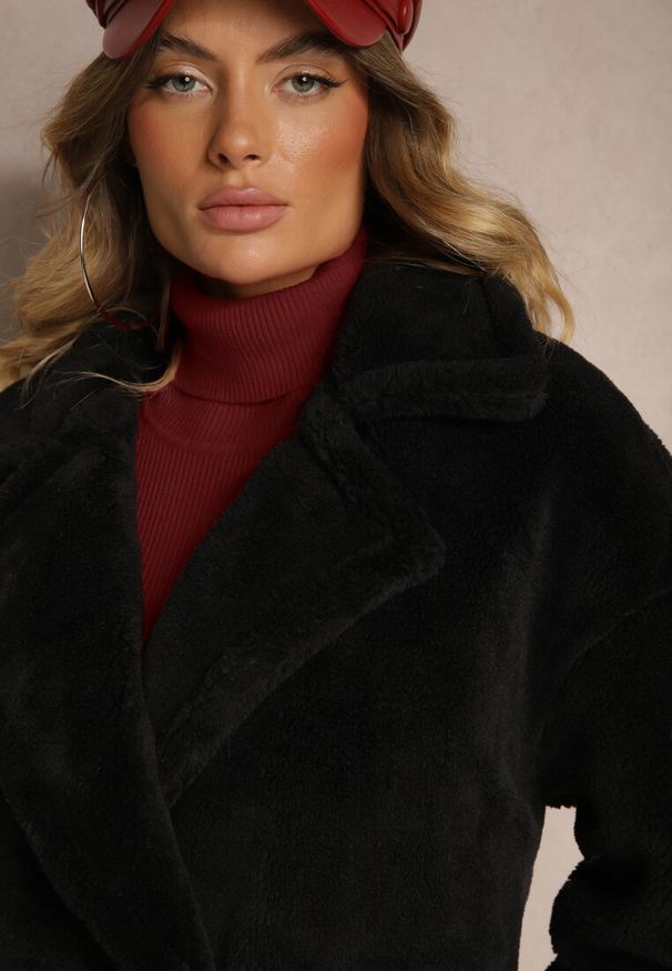 Renee - Czarny Dwurzędowy Płaszcz Futrzany o Długim Kroju Typu Teddy Malwika. Okazja: na co dzień, na imprezę. Kolor: czarny. Materiał: futro. Długość rękawa: długi rękaw. Długość: długie. Wzór: aplikacja. Styl: elegancki, casual