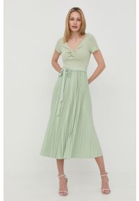 Guess sukienka kolor zielony midi rozkloszowana. Kolor: zielony. Materiał: materiał, włókno, tkanina, dzianina. Długość rękawa: krótki rękaw. Typ sukienki: rozkloszowane, plisowane. Długość: midi
