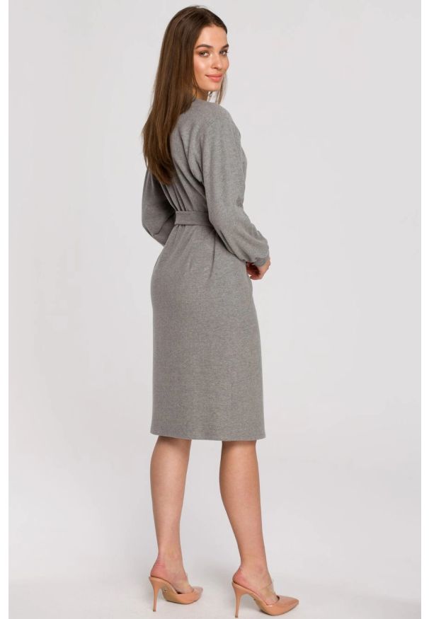 Sukienki.shop - Sukienka dzianinowa kopertowa bawełniana z wiązaniem szara. Okazja: do pracy. Kolor: szary. Materiał: dzianina, bawełna. Typ sukienki: kopertowe
