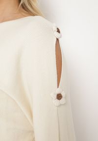 Born2be - Beżowy Sweter z Wiskozą i Wycięciami przy Rękawach Evancia. Okazja: na co dzień, na spotkanie biznesowe, do pracy. Kolor: beżowy. Materiał: wiskoza. Styl: biznesowy, klasyczny, elegancki, casual