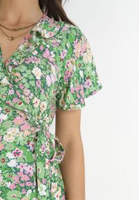 Born2be - Zielona Kopertowa Sukienka Mini z Wiązaniem w Pasie z Wiskozy Huette. Kolor: zielony. Materiał: wiskoza. Wzór: aplikacja. Sezon: wiosna, lato. Typ sukienki: kopertowe. Długość: mini #3