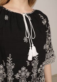 Born2be - Czarna Bluzka z Wiskozy z Kwiatowym Wzorem Wiązaniem i Frędzlami Hawnalue. Okazja: na co dzień, do pracy, na spacer. Kolor: czarny. Materiał: wiskoza. Wzór: kwiaty. Styl: boho, casual, elegancki #8