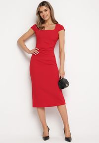Born2be - Czerwona Sukienka Midi z Kwadratowym Dekoltem Revinane. Okazja: na co dzień. Typ kołnierza: dekolt kwadratowy. Kolor: czerwony. Styl: casual, elegancki. Długość: midi #7