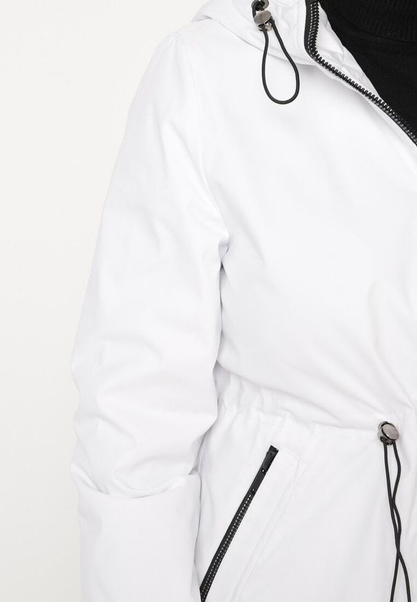 Born2be - Biała Kurtka Parka z Kapturem i Kieszeniami Ściągana w Pasie Omeina. Okazja: na co dzień. Typ kołnierza: kaptur. Kolor: biały. Materiał: jeans. Styl: elegancki, casual