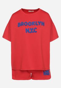 Born2be - Czerwony Komplet Oversize z Wiskozą T-shirt i Szorty z Nadrukiem Liravella. Kolor: czerwony. Materiał: wiskoza. Wzór: nadruk #5
