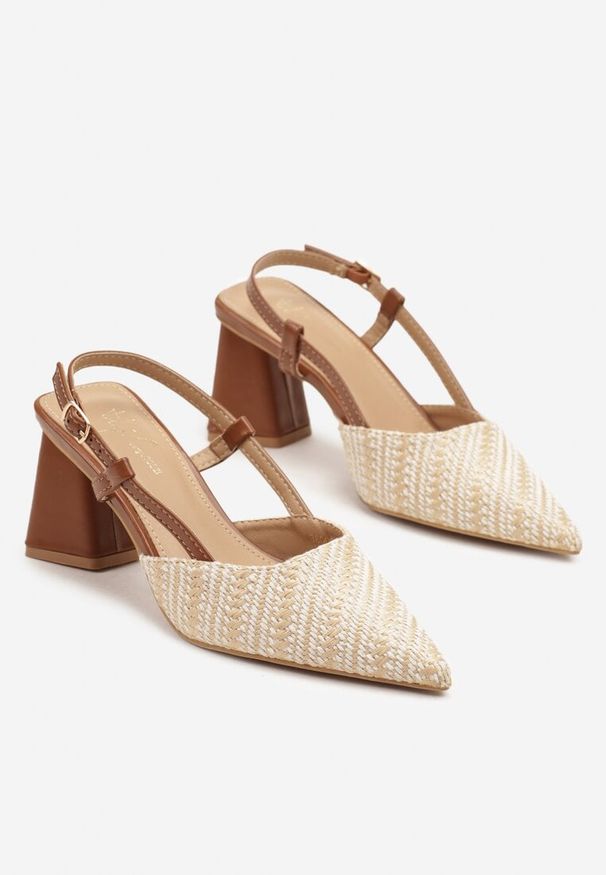 Renee - Brązowe Sandały na Słupku Typu Slingback Ozdobione Plecionką Koralisa. Okazja: na co dzień. Zapięcie: sprzączka. Kolor: brązowy. Materiał: jeans. Wzór: aplikacja. Obcas: na słupku. Styl: klasyczny, elegancki, casual