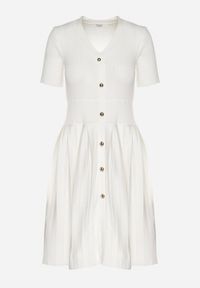 Born2be - Biała Sukienka z Wiskozy o Rozkloszowanym Kroju z Plisami i Guzikami Alusena. Okazja: na co dzień. Kolor: biały. Materiał: wiskoza. Typ sukienki: rozkloszowane. Styl: casual, elegancki #2