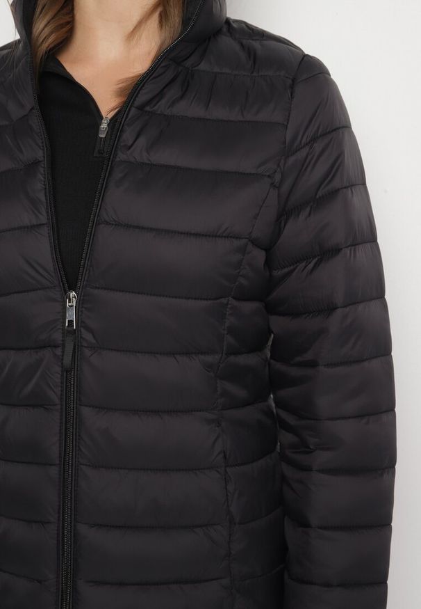 Born2be - Czarna Pikowana Kurtka w Klasycznym Stylu Nelaniel. Okazja: na co dzień. Kolor: czarny. Materiał: jeans. Styl: klasyczny