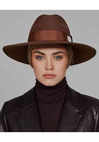 LESHKA - Brązowy kapelusz ze wstążką Fedora. Kolor: brązowy. Wzór: aplikacja