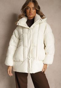 Renee - Biała Puchowa Kurtka Oversize z Pikowanymi Przeszyciami i Kapturem Galeana. Okazja: na co dzień. Kolor: biały. Materiał: puch. Sezon: zima. Styl: elegancki, casual