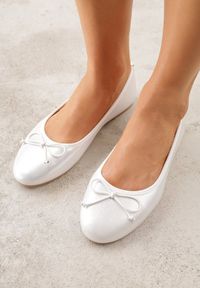 Born2be - Białe Balerinki Enenor. Zapięcie: bez zapięcia. Kolor: biały. Materiał: jeans, materiał. Szerokość cholewki: normalna. Wzór: kwiaty. Obcas: na obcasie. Wysokość obcasa: niski #1