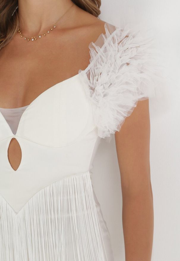 Born2be - Biała Dopasowana Sukienka Mini z Tiulowymi Rękawami i Frędzlami Malenka. Okazja: na wesele, na ślub cywilny. Kolor: biały. Materiał: tiul. Długość: mini