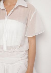 Born2be - Biała Koszulowa Sukienka z Krótkim Rękawem i Falbankami Miradira. Okazja: na co dzień. Typ kołnierza: kołnierz z falbankami. Kolor: biały. Długość rękawa: krótki rękaw. Wzór: aplikacja. Typ sukienki: koszulowe. Styl: klasyczny, casual, elegancki #3