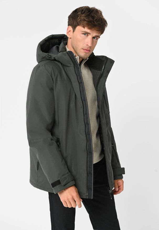 Volcano - Zimowa, wodoodporna kurtka J-SYNAPS. Typ kołnierza: kołnierzyk stójkowy. Kolekcja: plus size. Materiał: polar, materiał. Długość: długie. Wzór: gładki. Sezon: zima