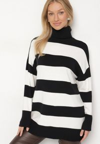Born2be - Czarno-Biały Golf w Paski o Dłuższym Kroju Ralinia. Okazja: na co dzień. Typ kołnierza: golf. Kolor: czarny. Materiał: jeans. Długość: długie. Wzór: paski. Styl: casual, elegancki, sportowy #2