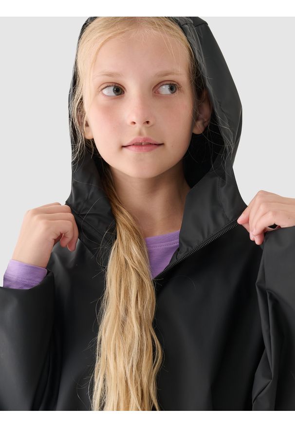 4f - 4F Kurtka przejściowa przeciwdeszczowa z gumową powłoką dziecięca - czarna 140 (9-10 lat). Okazja: na co dzień. Typ kołnierza: kaptur. Kolor: czarny. Materiał: guma. Sezon: lato. Styl: casual, klasyczny, sportowy