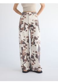 Reserved - Jeansy wide leg ze zwierzęcym wzorem - wielobarwny. Wzór: motyw zwierzęcy