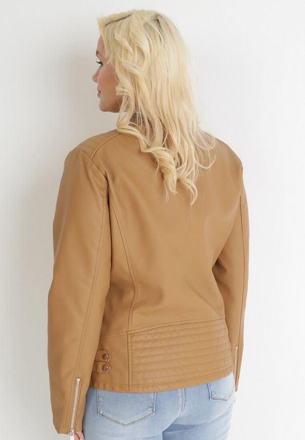 Born2be - Brązowa Kurtka Ramoneska z Ekoskóry z Ozdobnymi Paskami na Napy Bellassa. Typ kołnierza: kołnierzyk stójkowy. Kolekcja: plus size. Kolor: brązowy. Wzór: paski