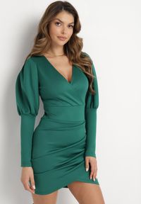Born2be - Zielona Asymetryczna Sukienka Mini z Kopertowym Dekoltem Keomia. Typ kołnierza: dekolt kopertowy. Kolor: zielony. Typ sukienki: asymetryczne, kopertowe. Długość: mini #1