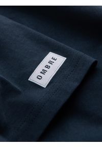 Ombre Clothing - Bawełniany t-shirt męski z nadrukiem w stylu college – granatowy V3 OM-TSPT-0137 - XXL. Okazja: na uczelnię. Kolor: niebieski. Materiał: bawełna. Wzór: nadruk #7